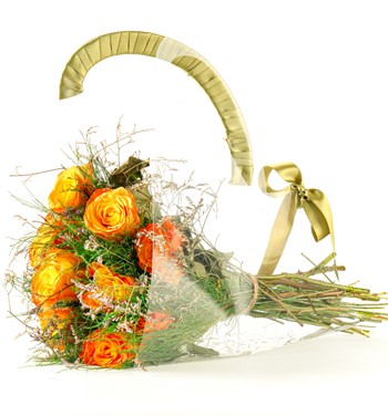 Şeffaf Taşıma Çantasında Turuncu Gül Buketi