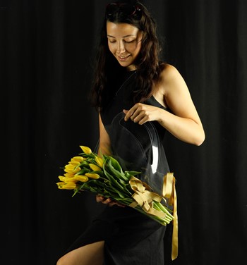 Şeffaf Taşıma Çantasında Sarı Lale Buketi